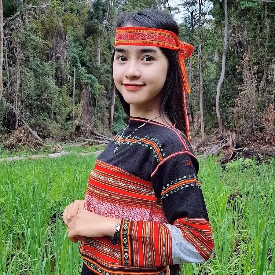 Nữ TikToker Yona Cươn tên thật là Đinh Thị Cươn (sinh năm 2004), sở hữu nhan sắc xinh đẹp, cùng nụ cười toả nắng đã nhận được nhiều sự yêu mến khi thu hút gần 6 triệu lượt người theo dõi.