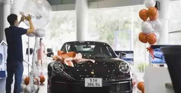 Mới đây, rich kid đình đám đất Sài thành gây chú ý khi khoe loạt hình check-in bên 2 con. Nhưng tâm điểm chú ý là chiếc siêu xe phía sau.