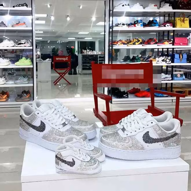 Cách đây gần 2 năm, hot mom 9X từng làm bao người xuýt xoa khi khoe tậu Porsche 911 Carrera có giá bán trên thị trường hơn 7 tỷ đồng.