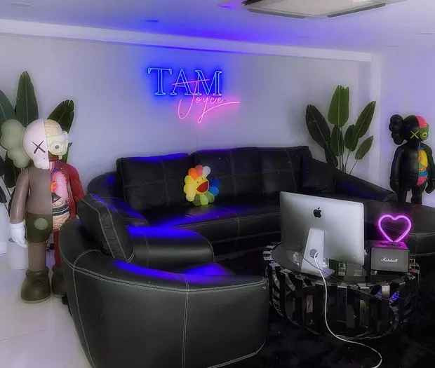 Theo tìm hiểu, xế hộp này có màu xanh nước biển, ước tính giá lăn bánh khoảng 6 - 7 tỷ đồng.