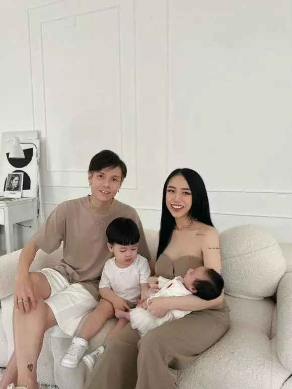 Còn hiện tại ở tuổi 23, Joyce Phạm đã là mẹ của hai con. Dù sinh con khá sớm và dày nhưng ái nữ nhà Minh Nhựa vẫn được đánh giá cao về ngoại hình.