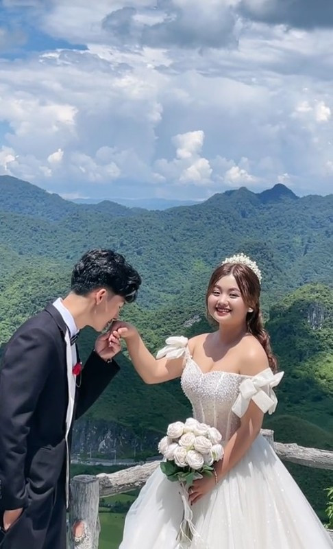 Cô dâu Mua Thị Dua diện trang phục dân tộc và bắc rạp cưới rất linh đình. Theo những gì cô gái chia sẻ thì có rất đông người dân đến dự đám cưới của cô. Cặp đôi cũng rất chịu chi khi đãi bàn tiệc linh đình.