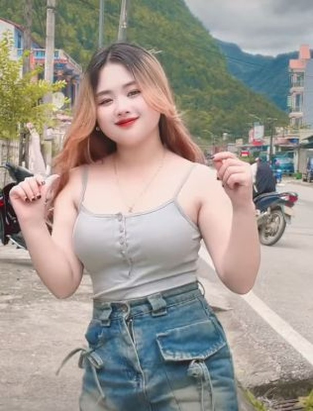 Trước đó, mối quan hệ của Hoàng Hường và Mua Thị Dua nhận được nhiều sự chú ý. Mặc dù nữ doanh nhân đưa Phúng Phính Hà Giang xuống Hà Nội để làm việc, tuy nhiên, nhiều người cũng cho rằng công việc này chỉ câu like và lợi dụng danh tiếng.