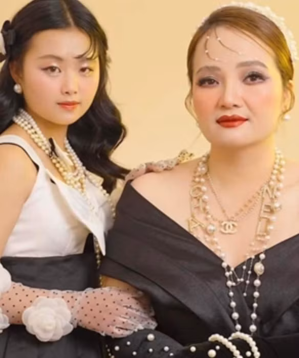 Bên dưới đoạn video, nhiều người liên tục réo tên doanh nhân Hoàng Hường - người được cho là "giúp đỡ" và đưa Mua Thị Dua từ Hà Giang xuống Hà Nội, tạo nhiều công ăn việc làm cho cô.