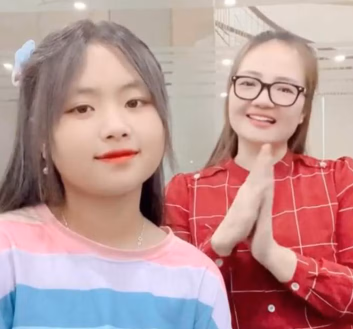 "Không mời Hoàng Hường đi đám cưới à", "Không có Hoàng Hường thì không biết bé này là ai", "Có mời Hoàng Hường không thế"... Là những câu dòng bình luận xuất hiện liên tục bên dưới video đám cưới của Mua Thị Dua. Thậm chí, nhiều người còn dùng lời lẽ tiêu cực khi trách cô vô ơn.