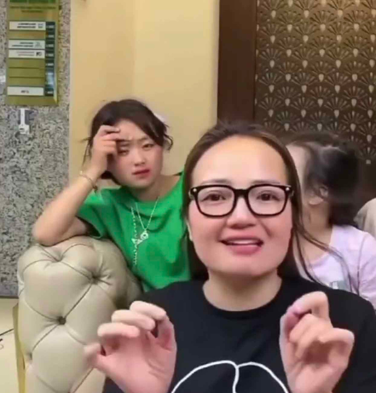 Đứng trước những bình luận nhắc trực tiếp đến việc mời Hoàng Hường đi đám cưới và mối quan hệ hiện tại, Dua đều làm lơ và không rep bất kì comment nào.