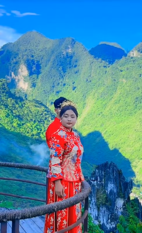 Bên dưới phần bình luận, nhiều người nhận xét đây chắc hẳn là đám cưới hoàng tráng nhất bản rồi. Nhìn sang mâm cỗ tươm tất, ai cũng khen cô dâu tổ chức đám cưới to. Từ đó đủ thấy gia thế và điều kiện gia đình chú rể không phải bàn.