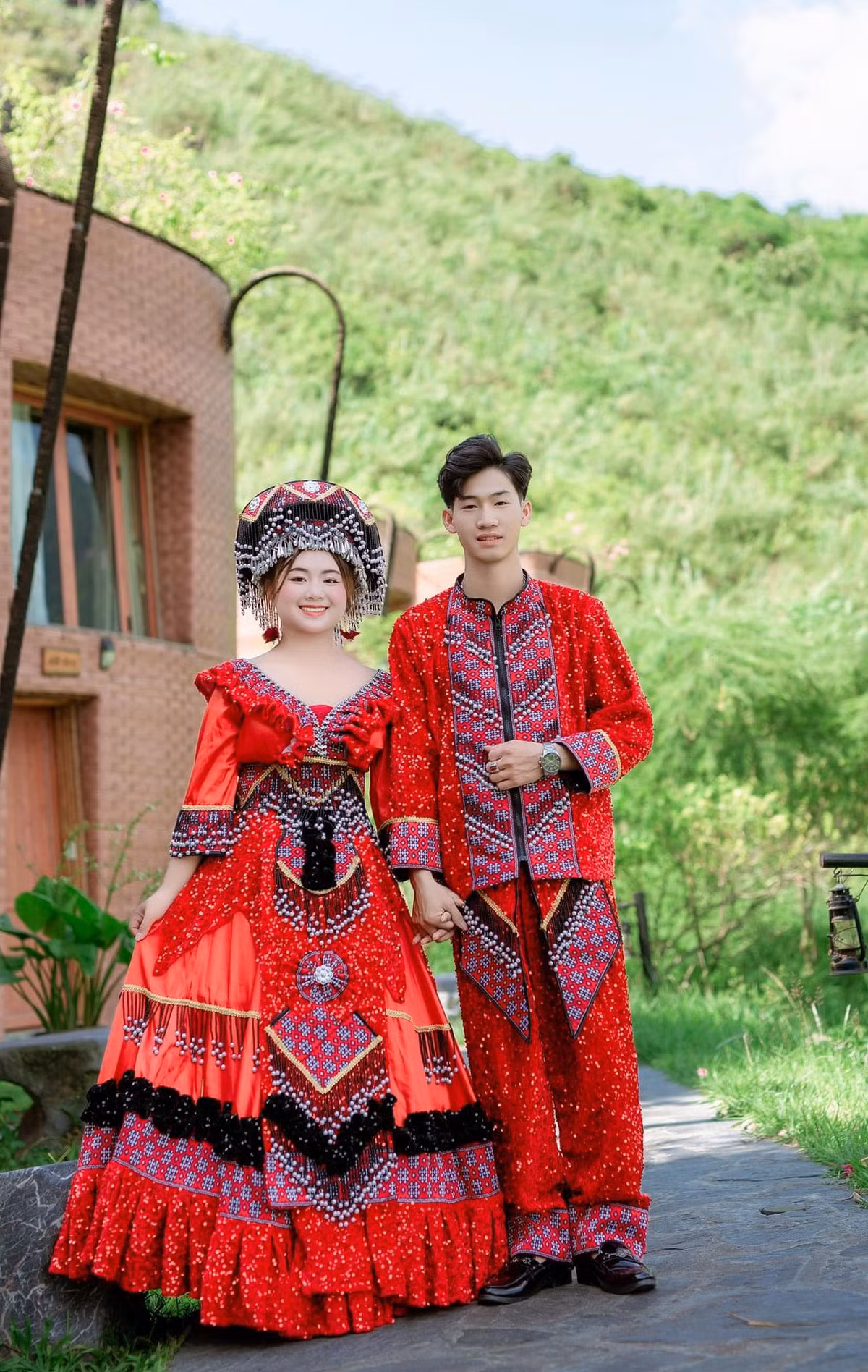 Mới đây, đám cưới của "em bé Hà Giang" Mua Thị Dua hay còn gọi là Phúng Phính Hà Giang đã được tổ chức và được nhiều người nhận xét là đám cưới hoàng tráng nhất bản.