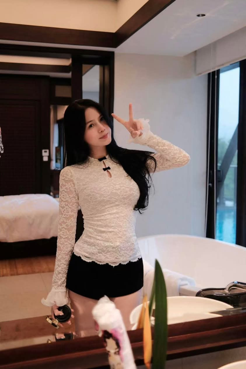 Không chỉ riêng gì khoảnh khắc này, nếu dạo quanh trang mạng xã hội của vợ Thành Chung, công chúng sẽ phát hiện nàng WAG theo đuổi một phong cách thời trang đặc biệt.