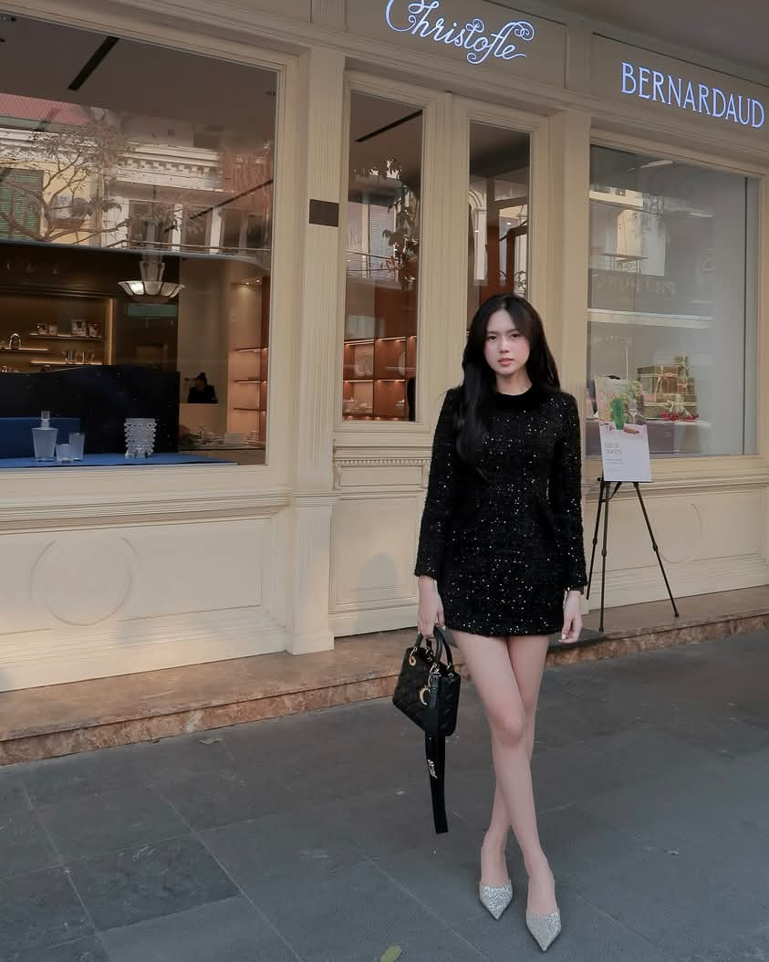 Đặc biệt, khán giả còn phát hiện vợ Thành Chung là một "phú bà" ngầm của giới WAG Việt. Tố Uyên không ngần ngại sắm những mẫu túi hàng hiệu đắt đỏ, có giá trị lên đến hàng trăm triệu đồng.