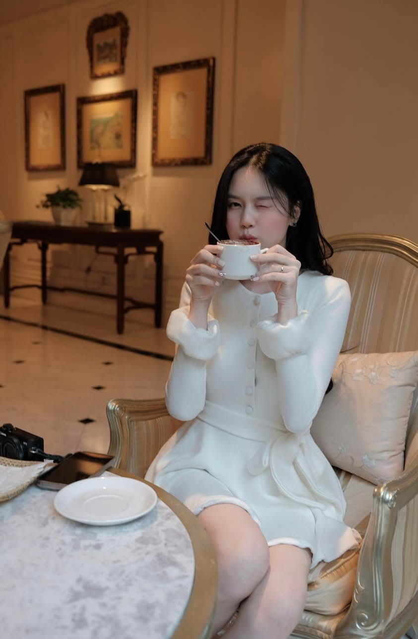 Tố Uyên kém Thành Chung 3 tuổi, từng là người mẫu ảnh tại Hà Nội với độ nhận diện cao.