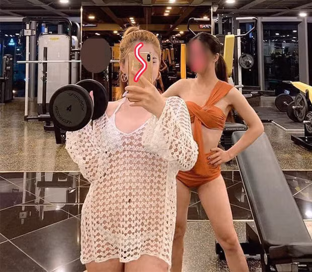 Có một dạo, cặp đôi gái xinh này bị đưa lên hết các mặt báo nhưng không phải với nội dung tích cực mà là sự chỉ trích từ cư dân mạng với style đi tập khó hiểu. Không những vậy, cả 2 còn thách thức đăng ảnh đại diện kèm dòng chú thích: "Đi gym mặc bikini rồi sao, ai ý kiến đi". Cộng đồng mạng liền "bó tay" luôn!