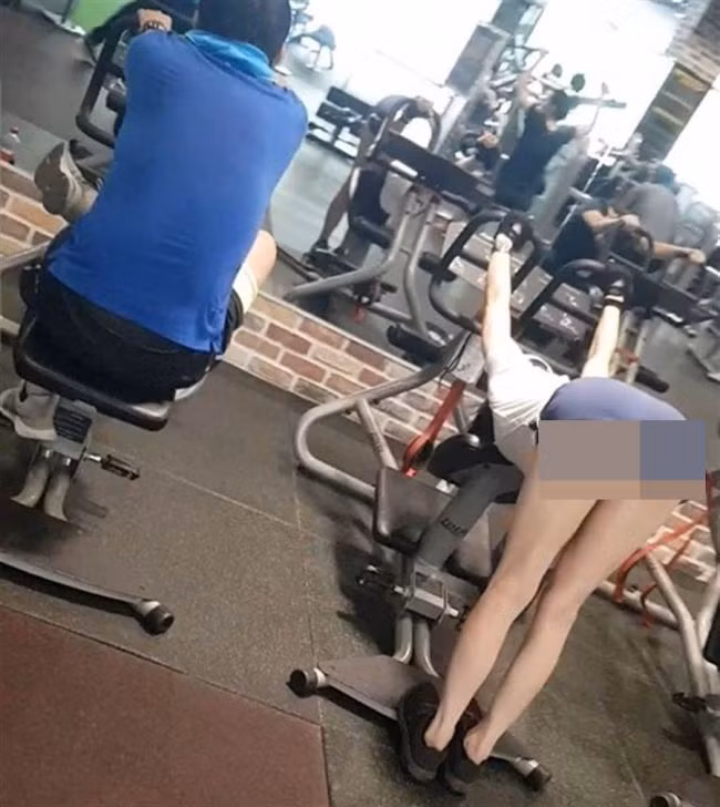 Việc diện đồ tập quá bó, không ít lần hội chị em để lộ vùng nhạy cảm khi đi tập gym.