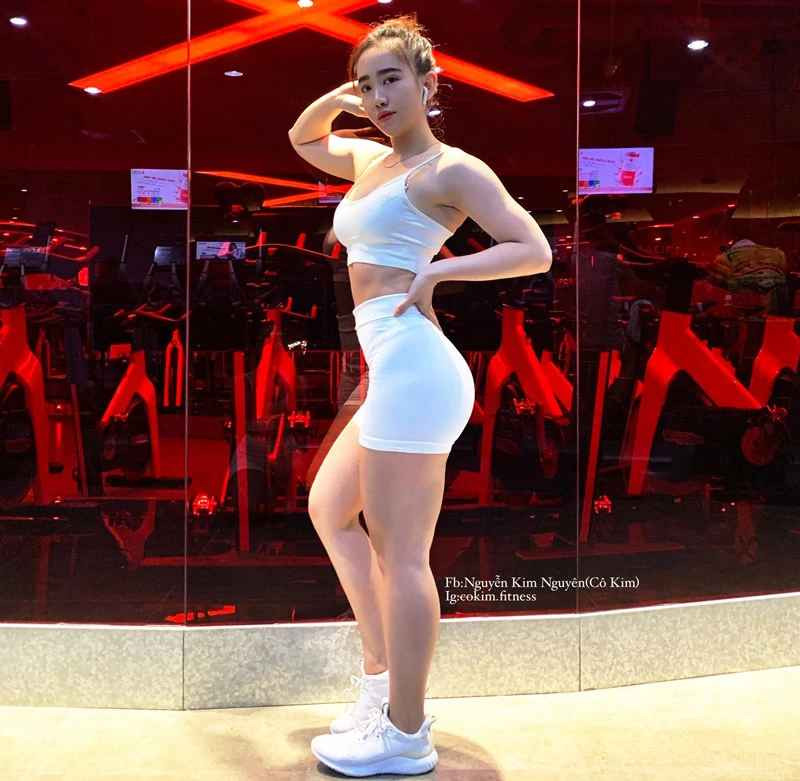 Ngoài niềm đam mê xe, Kim Nguyên tập Gym và đang làm HLV Gym ở một phòng tập tại Cần Thơ. Đó cũng là lý do giúp cô gái này sở hữu thân hình “bốc lửa” và luôn tràn đầy sức sống.