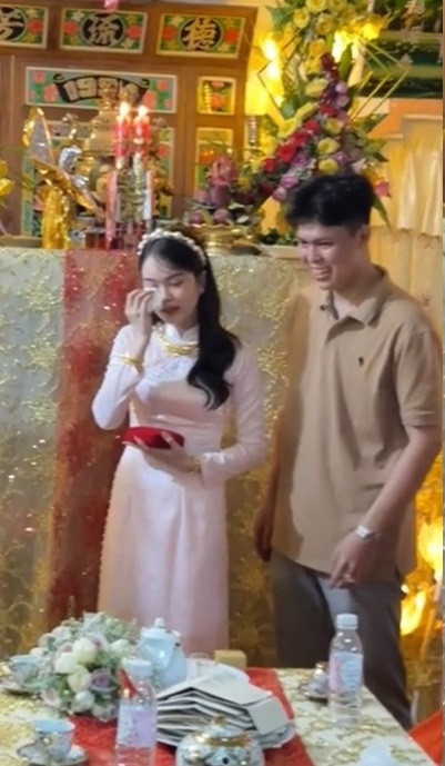 Thế nhưng khi mở ra, bên trong hộp đúng là toàn vàng nhưng chẳng phải vàng miếng, vàng cây mà là dây chun vàng.