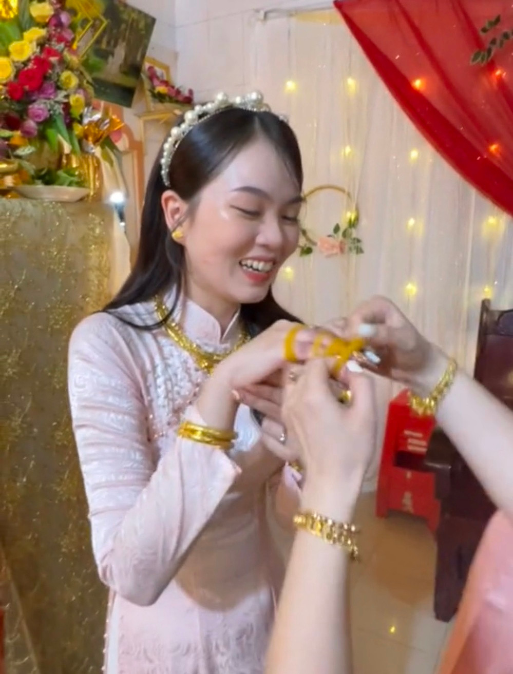 Bên cạnh đó, dân mạng cũng nhanh chóng học hỏi kinh nghiệm mua “vàng” cưới của cô em trong clip vì cho rằng nó vô cùng kinh tế, muốn bao nhiêu cân “vàng” cũng có.