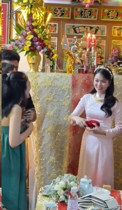 Cô dâu lúc này còn đang xúc động, rơm rớm nước mắt, vừa nghe em gái nói liền nhanh chóng lấy lại tinh thần để đón nhận món quà “khủng”.