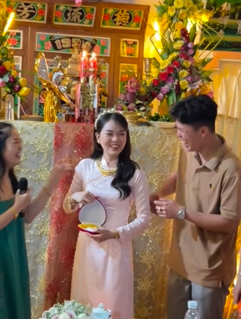 Chứng kiến tình huống này, người xem vừa thương vừa buồn cười trước vẻ mặt bất lực của cô dâu cũng như độ lầy lội của cô em gái.