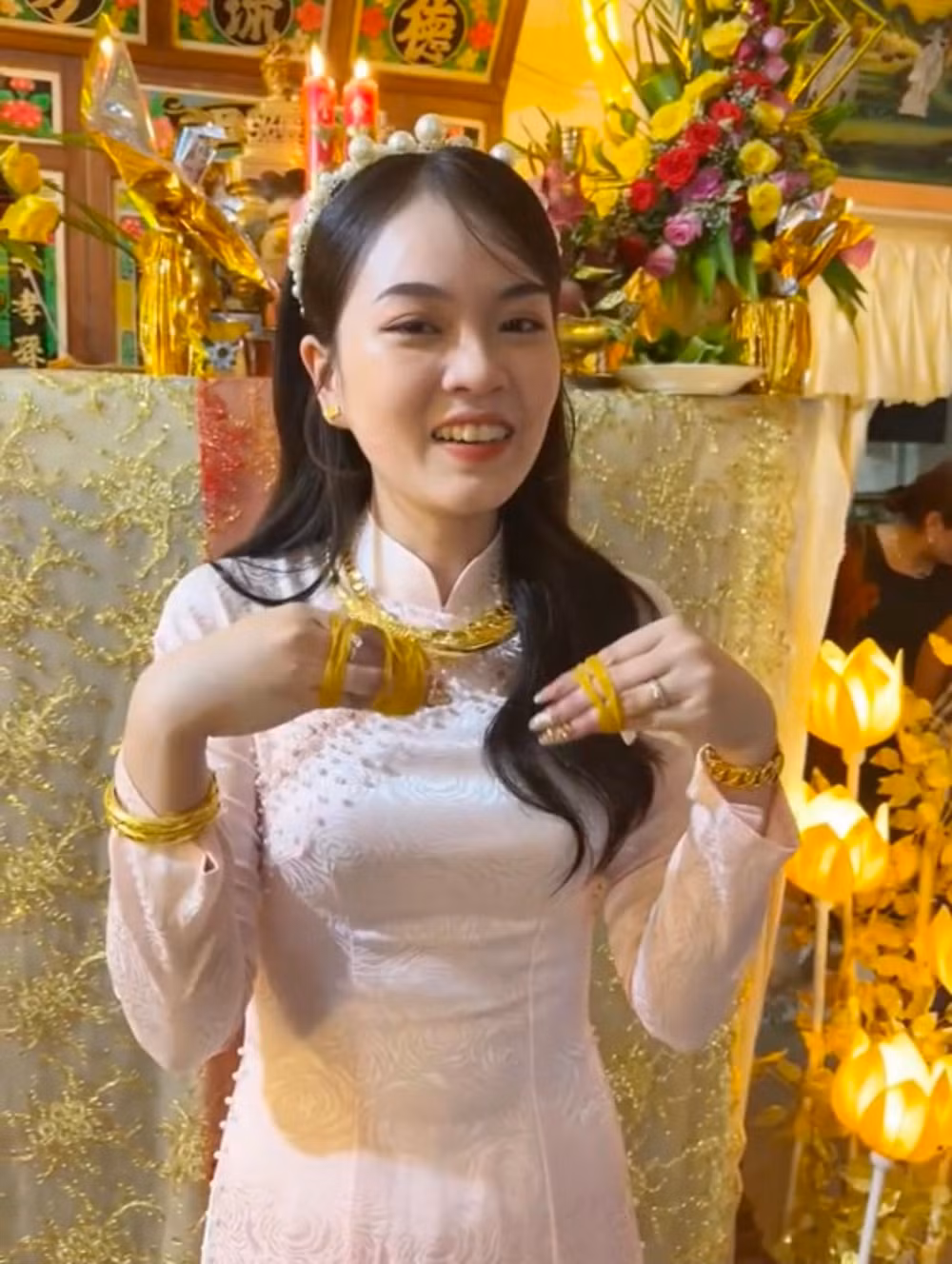 "“Vàng” này chắc mua cả bao tải đeo kín người cũng được nữa. Cô chị nếu đeo “vàng” nặng quá thì chia bớt cho khách mời cùng hưởng cũng được" hay "Đứa bạn thân sắp cưới của mình tới công chuyện luôn. Mua hẳn cho vài cân đeo cả năm không hết."... là những bình luận ở dưới bài viết.