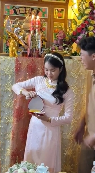 Mặc dù vậy, để đáp lại tình cảm của em gái, cô chị vẫn để cho bạn bè đeo hết số “vàng” này lên người.