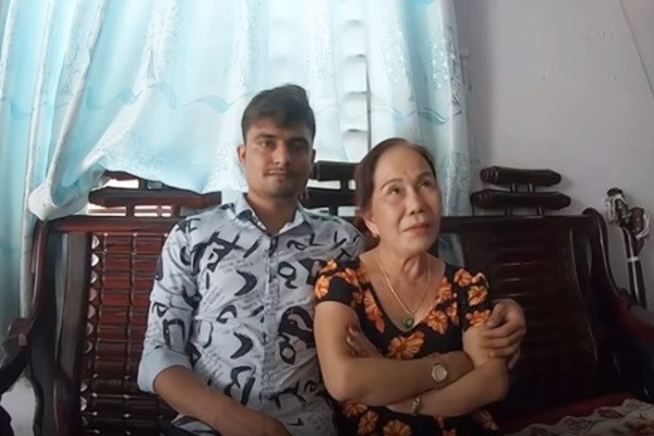 Cô Hoa nói: "Anh ấy nói chỉ cần chúng tôi hạnh phúc thì không cần phải khoe khoang. Mỗi lần tôi đăng một bức ảnh là mất hết cả niềm vui. Bây giờ anh ấy đã cấm tôi, tôi cảm thấy hạnh phúc hơn trước. Joni nói: "Tôi không cần tiền YouTube. Tôi không muốn nghe những lời chửi rủa, tôi có thể đi làm và kiếm tiền để nuôi em".