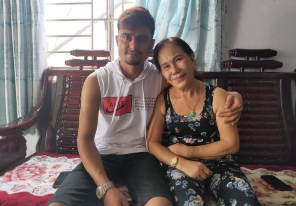 Sau khi cô dâu 65 tuổi tên Hoa và chồng tung loạt ảnh cưới được đầu tư cả nội dung lẫn hình ảnh, dân mạng xuýt xoa chúc mừng hạnh phúc lứa đôi. Tuy nhiên, nhiều người vẫn cho rằng cả hai chỉ đang cố tình diễn để tự PR bản thân.