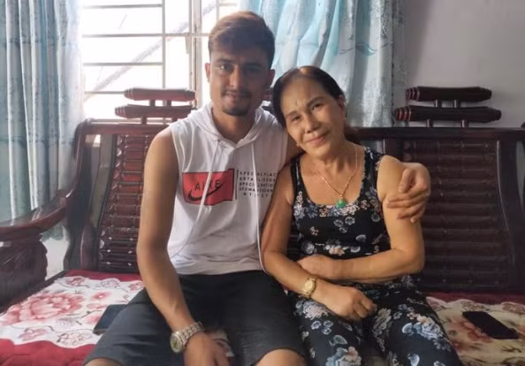 Sau khi cô dâu 65 tuổi tên Hoa và chồng tung loạt ảnh cưới được đầu tư cả nội dung lẫn hình ảnh, dân mạng xuýt xoa chúc mừng hạnh phúc lứa đôi. Tuy nhiên, nhiều người vẫn cho rằng cả hai chỉ đang cố tình diễn để tự PR bản thân.