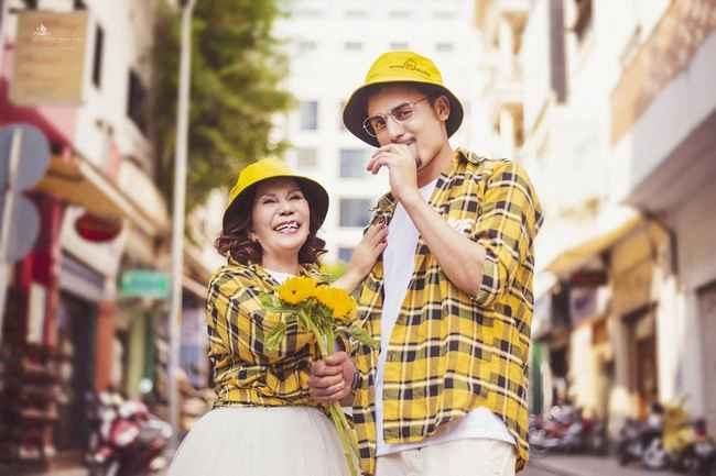 Dân mạng để ý thấy Joni thường xuyên đăng tải ảnh đi du lịch một mình mỗi khi được hỏi về chị Hoa. Anh không trả lời rõ ràng. Nhiều người bật cười cho rằng sớm muộn gì khoảng cách tuổi kết hôn cũng sẽ "bùng nổ". Có lẽ vì những bình luận tiêu cực, người đàn ông đã "buộc" phải khẳng định chủ quyền, ngay sau đó anh chia sẻ hình ảnh anh cùng vợ đang đón giao thừa tại Thái Lan.