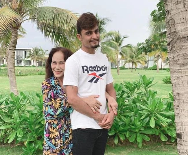 Chia sẻ trên trang cá nhân, cô dâu U70 cũng cho biết: “Chúng tôi đang rất hạnh phúc, chúng tôi không muốn thị phi nhưng nếu chúng tôi im lặng mọi người sẽ đã kích và chúng tôi không thể kìm chế được nữa. Tôi cũng đã nói ngay từ đầu, khi đã sống đến giờ phút này thì mình cứ hết mình, cũng không mong chồng mình sẽ chung thủy đến trọn đời nhưng đến đâu thì tôi hưởng đến đấy...