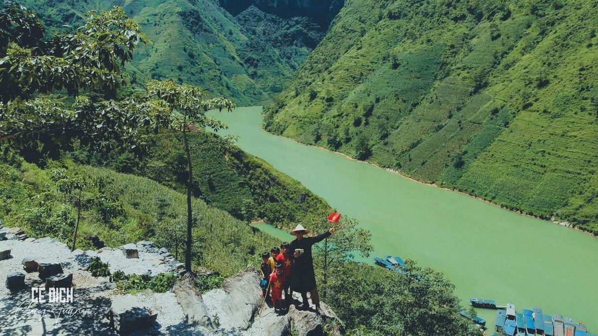 Hình ảnh chàng phượt thủ Tuấn Khanh trên con sông Nho Quế.