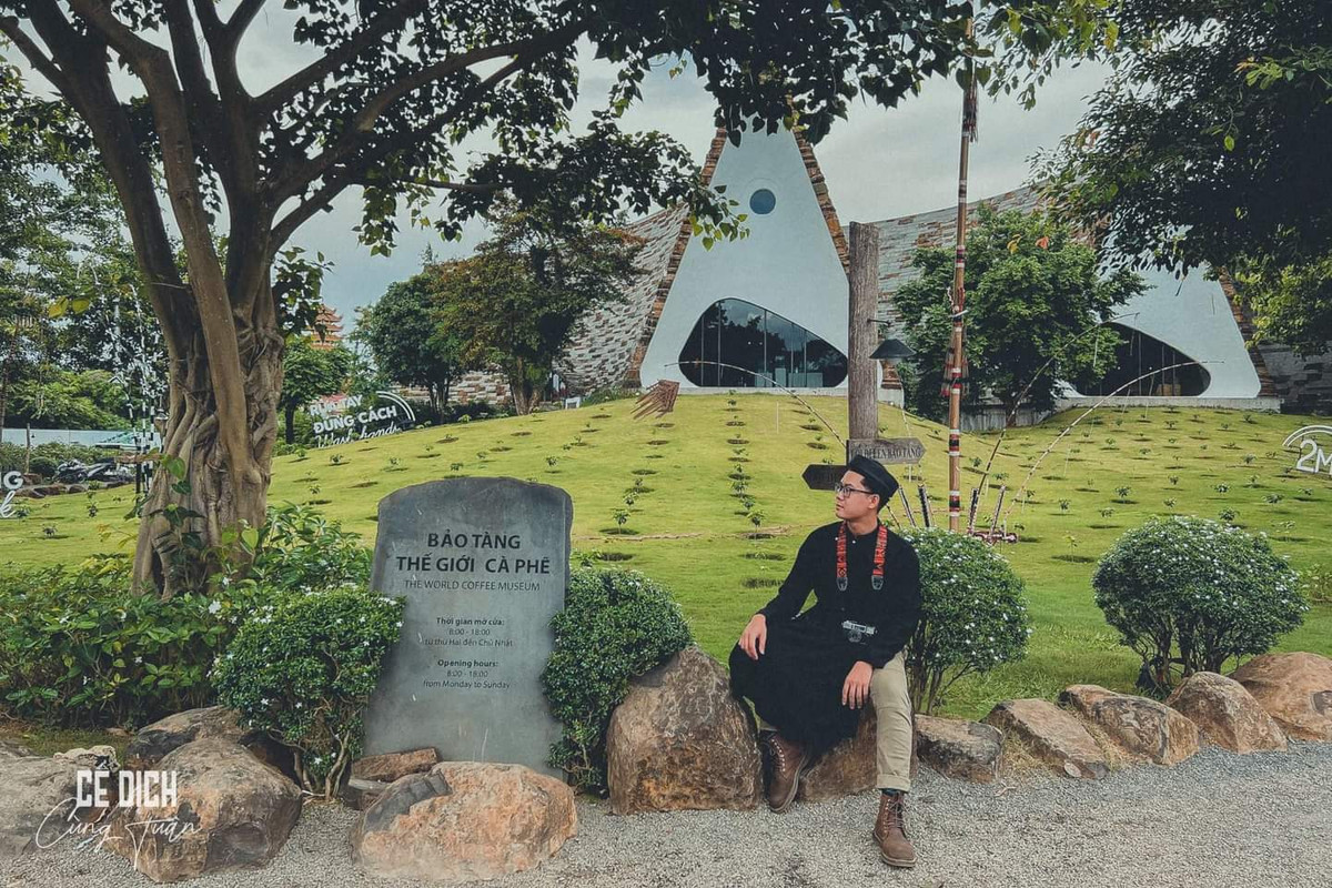 Giữa khung cảnh thiên nhiên tuyệt đẹp, Tuấn Khanh tự hào khoác lên mình chiếc áo dài truyền thống.