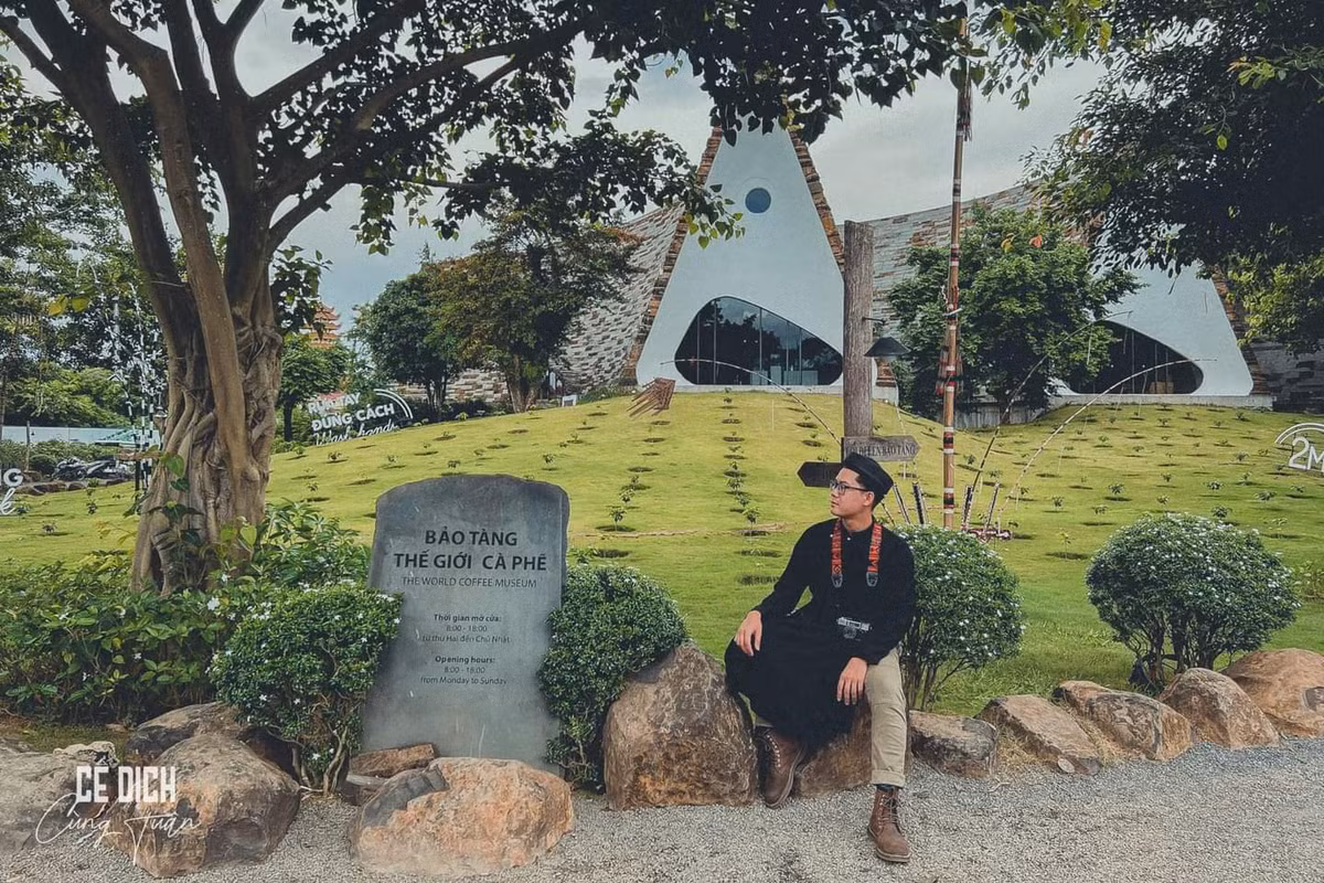 Giữa khung cảnh thiên nhiên tuyệt đẹp, Tuấn Khanh tự hào khoác lên mình chiếc áo dài truyền thống.