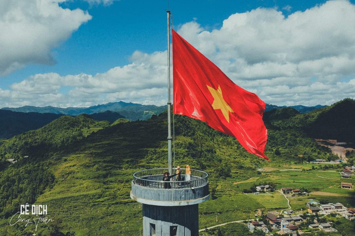 Điều quan trọng hơn cả là anh đã truyền cảm hứng đến thế hệ trẻ rằng: “Áo dài là trang phục truyền thống mà người trẻ cần giữ gìn và phát triển. Không chỉ mặc trong những ngày Tết, chúng ta có thể mặc trong những sự kiện, cuộc phiêu lưu. Điều kiện cần là bạn có tình yêu với trang phục này và sử dụng hợp lý".