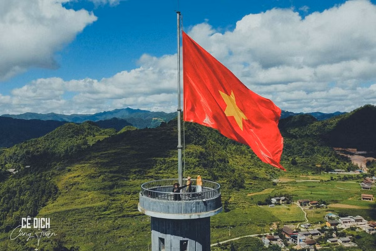 Điều quan trọng hơn cả là anh đã truyền cảm hứng đến thế hệ trẻ rằng: “Áo dài là trang phục truyền thống mà người trẻ cần giữ gìn và phát triển. Không chỉ mặc trong những ngày Tết, chúng ta có thể mặc trong những sự kiện, cuộc phiêu lưu. Điều kiện cần là bạn có tình yêu với trang phục này và sử dụng hợp lý".