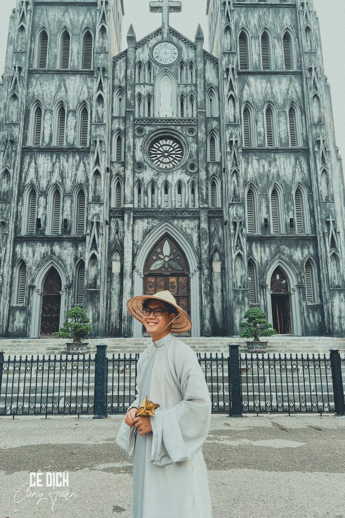 Tuấn Khanh đã chọn 3 chiếc áo dài để mang theo trong thành trình 8000km của mình.