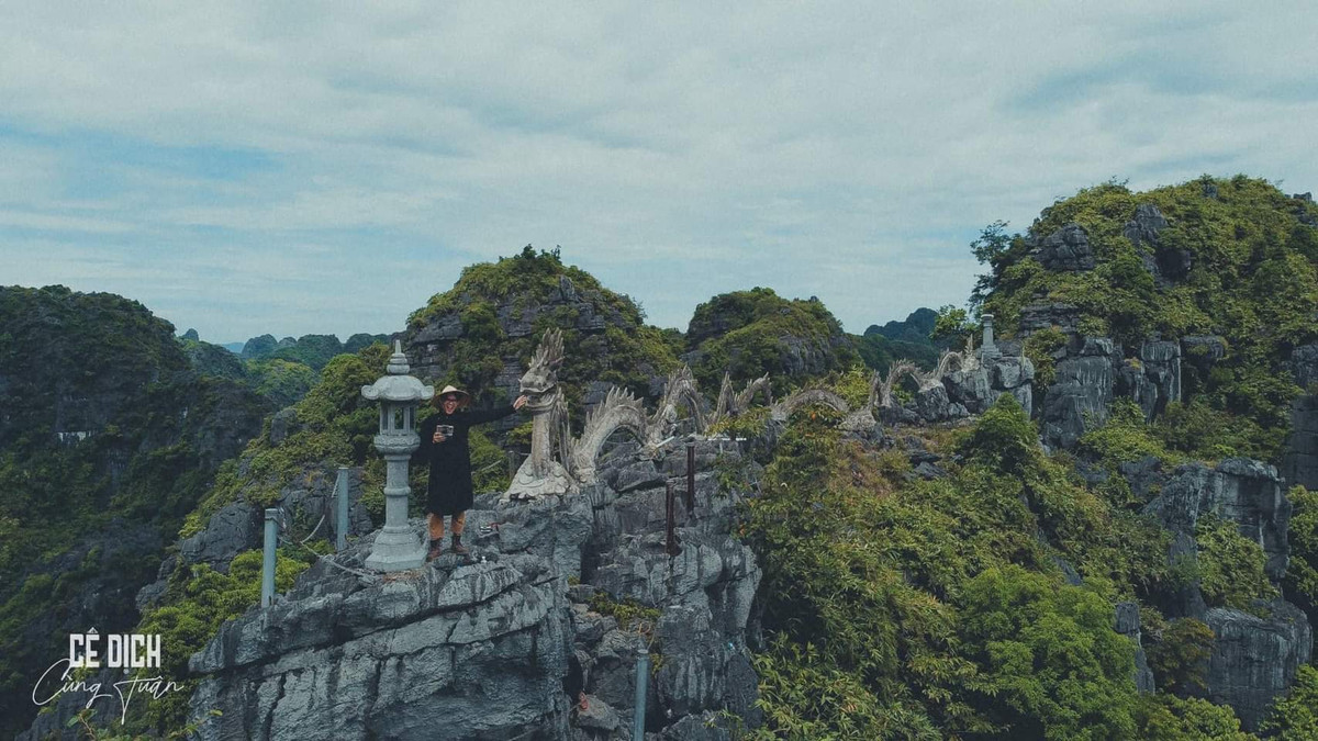 Chia sẻ về điều này, Tuấn Khanh bộc bạch: “Tôi nghĩ tại sao không mặc áo dài truyền thống ở tất cả những nơi mà mình đến. Như vậy sẽ vừa có thể giới thiệu vẻ đẹp thiên nhiên, vừa có thể quảng bá, tôn vinh văn hóa dân tộc.”