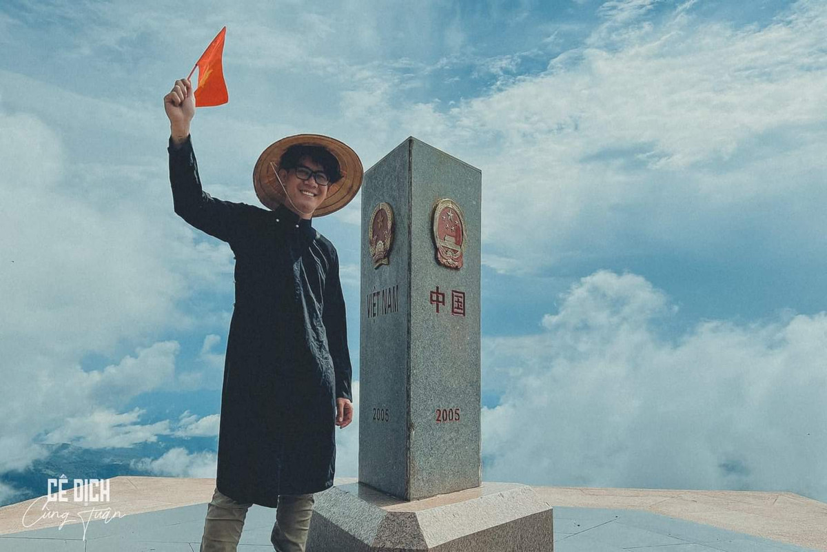 Trong đó có một áo dài truyền thống màu đen, một áo tấc xám khói và một chiếc áo dài cách tân.