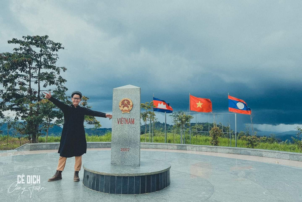 Đi qua mỗi tỉnh thành, Tuấn Khanh đều để lại những bức ảnh check-in với áo dài truyền thống Việt.