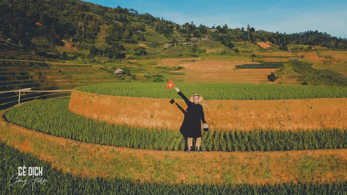 Vốn theo chủ nghĩa “xê dịch”, Nguyễn Tuấn Khanh (sinh năm 1998, Vũng Tàu) đã có cuộc hành trình đi qua 40 tỉnh thành, mặc áo dài mỗi khi đến một địa điểm mới, tạo nên bộ ảnh “Tự hào áo dài Việt” vô cùng ấn tượng.