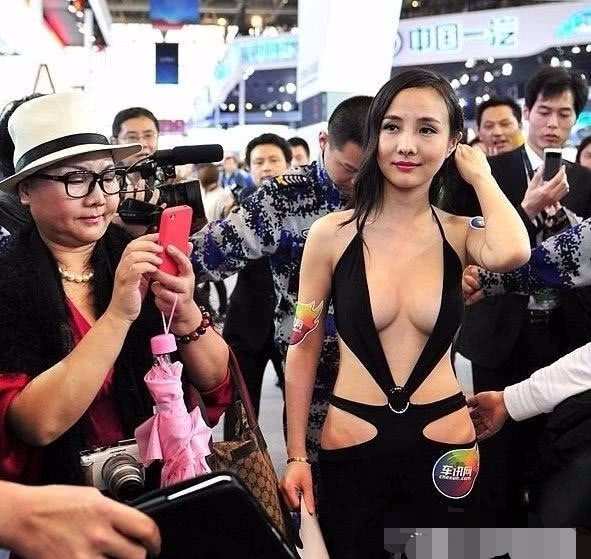 Buổi tiệc cũng có sự tham gia của các thành viên trong gia đình, tạo nên không khí ấm cúng và thân mật. Tuy nhiên, Can Lộ Lộ không tiết lộ thêm về danh tính của cha con mình, để lại cho dư luận những suy đoán và phỏng đoán không ngừng.