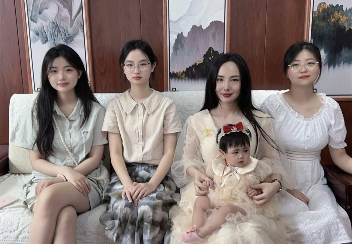 Từ đó, tên tuổi của hot girl Trung Quốc này liên tục xuất hiện trong các sự kiện gây sốc với những phát ngôn táo bạo và trang phục hở hang. Tuy nhiên, sau những phản ứng trái chiều từ dư luận, Can Lộ Lộ bị cấm sóng và một số hoạt động nghệ thuật của cô cũng bị ngừng.