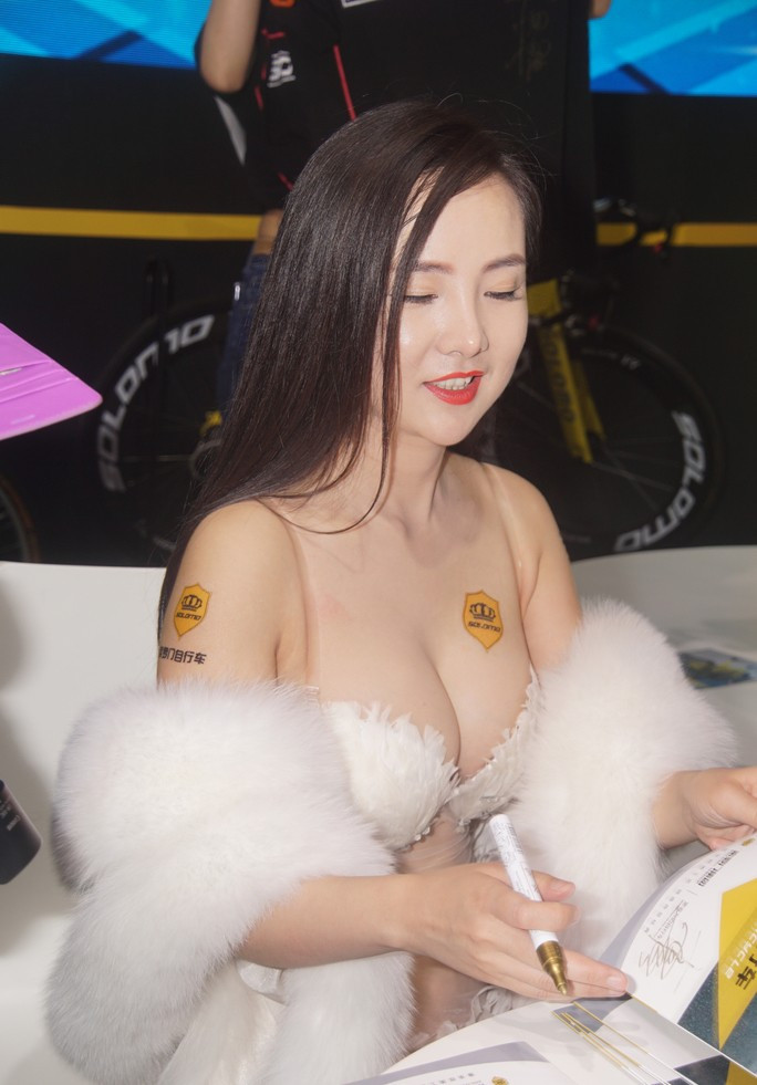 Có những ý kiến cho rằng ông ta có thể là ông xã bí ẩn của Can Lộ Lộ sau nhiều năm giấu kín. Tuy nhiên, nữ diễn viên 8X đã lý giải rằng đó là cha ruột của cô.