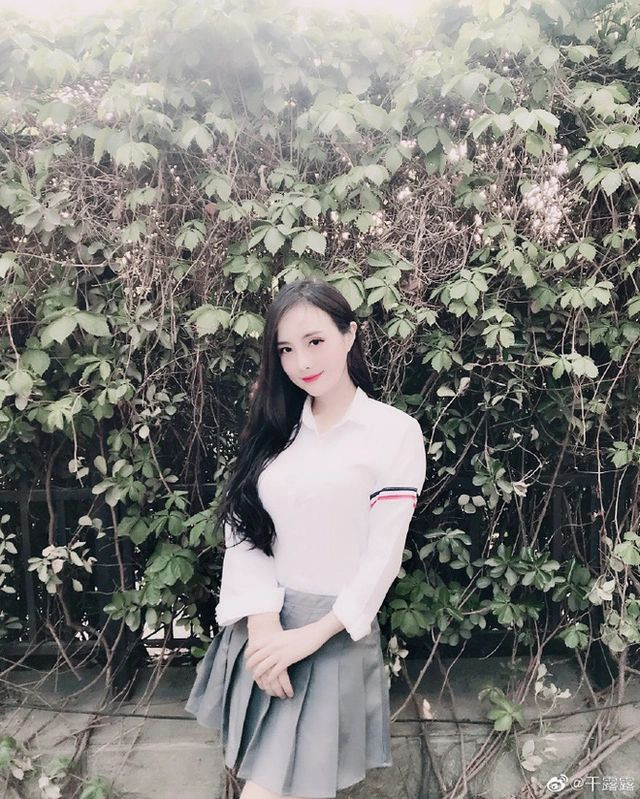 Gần đây, trên Weibo cá nhân, Can Lộ Lộ đã đăng tải loạt ảnh mới trong buổi tiệc thôi nôi 1 tuổi của con gái cô, thu hút sự chú ý của dư luận. Trong những khoảnh khắc ấy, nữ diễn viên Trung Quốc toả sáng với mái tóc xõa dài và chiếc váy bồng bềnh nhiều lớp, mỉm cười tươi tắn bên cạnh con gái yêu.