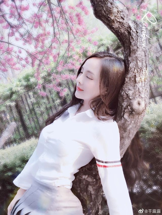 Dù hai người thường xuyên xuất hiện cùng nhau và có những hành động thân mật, Can Lộ Lộ vẫn giữ kín và không chia sẻ quá nhiều về vấn đề này.