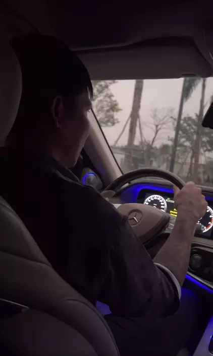 Kim Thủy miệng nói lời cảm ơn nhưng liên tục thắc mắc: "Tiền đâu để anh mua xe?". Nam YouTuber liền giải thích: "Mới lãnh công trình 90 tầng" nhưng vợ vẫn không tin.