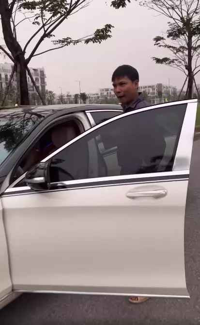 Cuối cùng, Lộc Fuho đành nói thật đã mượn chiếc xe đắt tiền này để lái thử. Anh cho vợ ngồi thử và chở cô đi, đồng thời hứa hẹn: "Sau này, thầy sẽ cố gắng mua cho vợ thầy, chắc chắn".