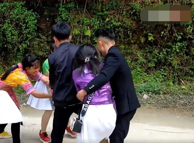 Cũng theo nhiều người, tục "bắt vợ" biến tướng là tệ nạn, làm ảnh hưởng tới quyền của người phụ nữ. Nó đang đi trái với việc mà đất nước cố gắng thực hiện là một nền văn minh bình đẳng giới.