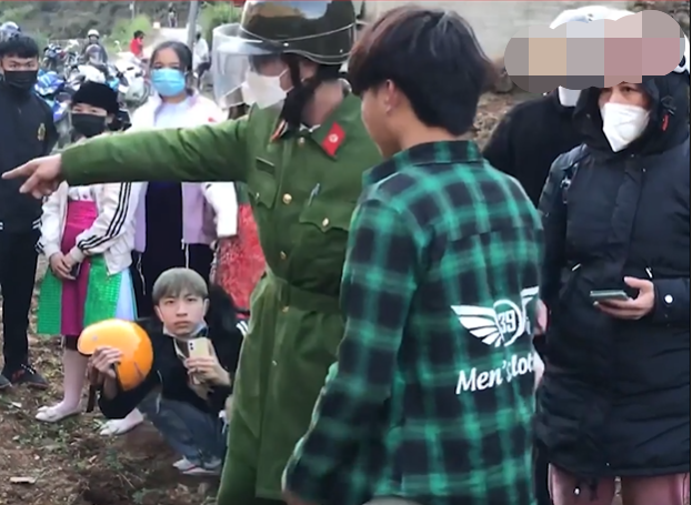 Thậm chí, có nhiều bé gái chưa đủ 18 tuổi cũng là nạn nhân của hủ tục của người H'Mông