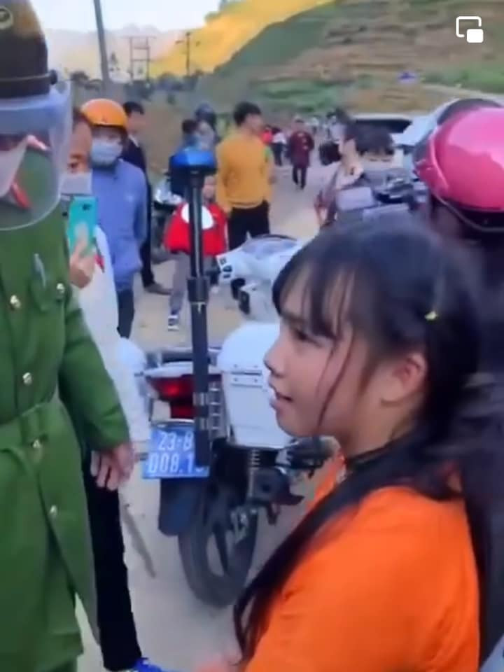 Cô bé trong clip tò ra rất khó chịu với sự đeo bám của nam thiếu niên. Rất may mắn, một chiến sĩ công an đã xuất hiện giải cứu cô bé khỏi hủ tục bắt vợ giữa thanh thiên bạch nhật.