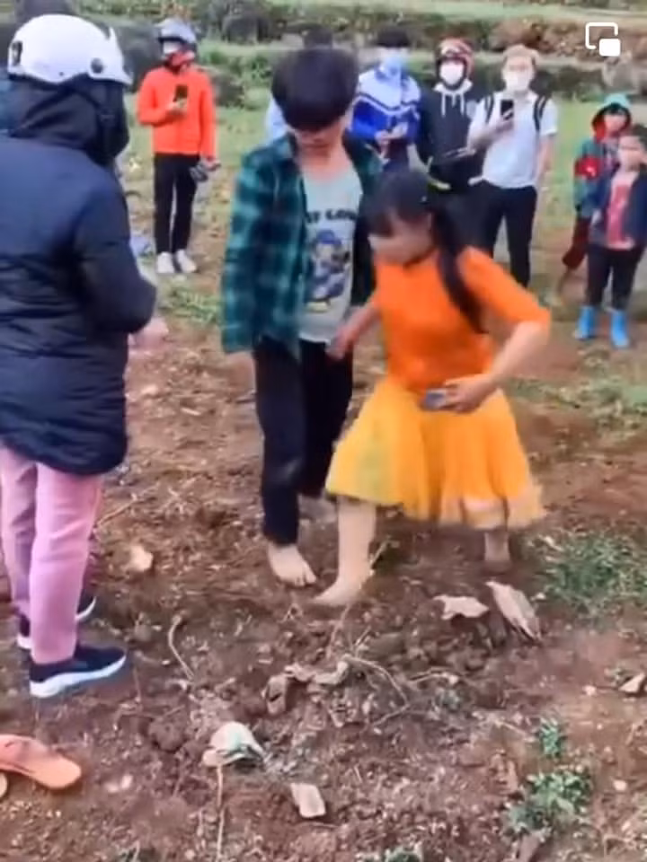 Cụ thể trong clip, bé gái xinh đẹp đang giằng co với một nam thiếu niên trạc tuổi mình, cố thoát ra khỏi sự vây bắt của cậu ta. Cô bỏ chạy, ngồi thụp xuống đất cố giãy giụa, nhưng cậu chàng vẫn liên tục đeo bám.